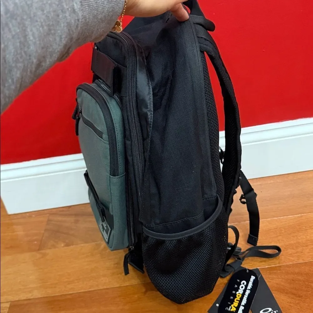 NWT Oakley Multifunctional Hydrolix Smart Backpack‎ detachable crossbody bag